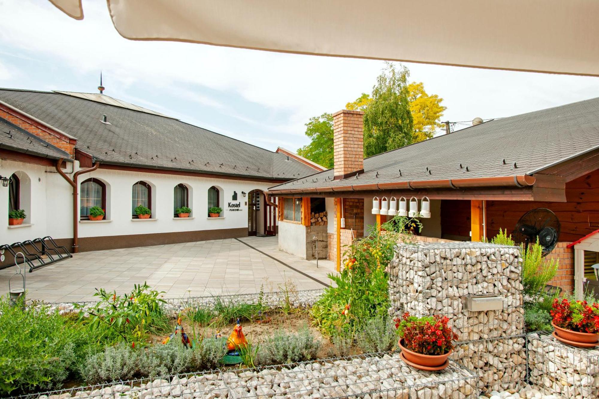 Hotel Kostel Panzió Kesztolc Exteriér fotografie